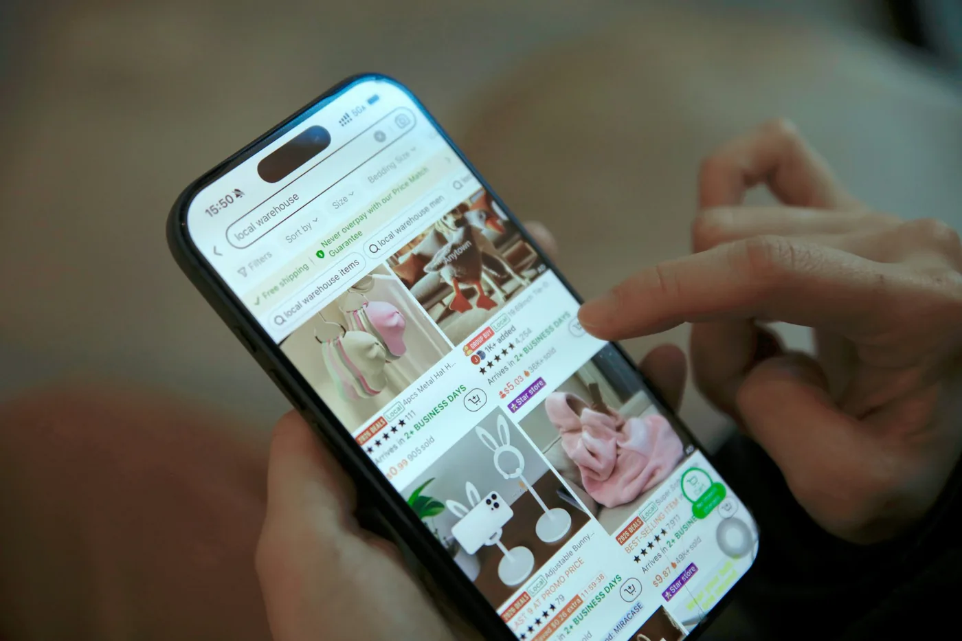 スマートフォンでネット通販を見る手元